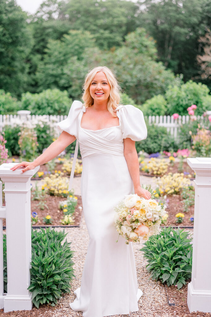 beautiful bride floral details garden wedding