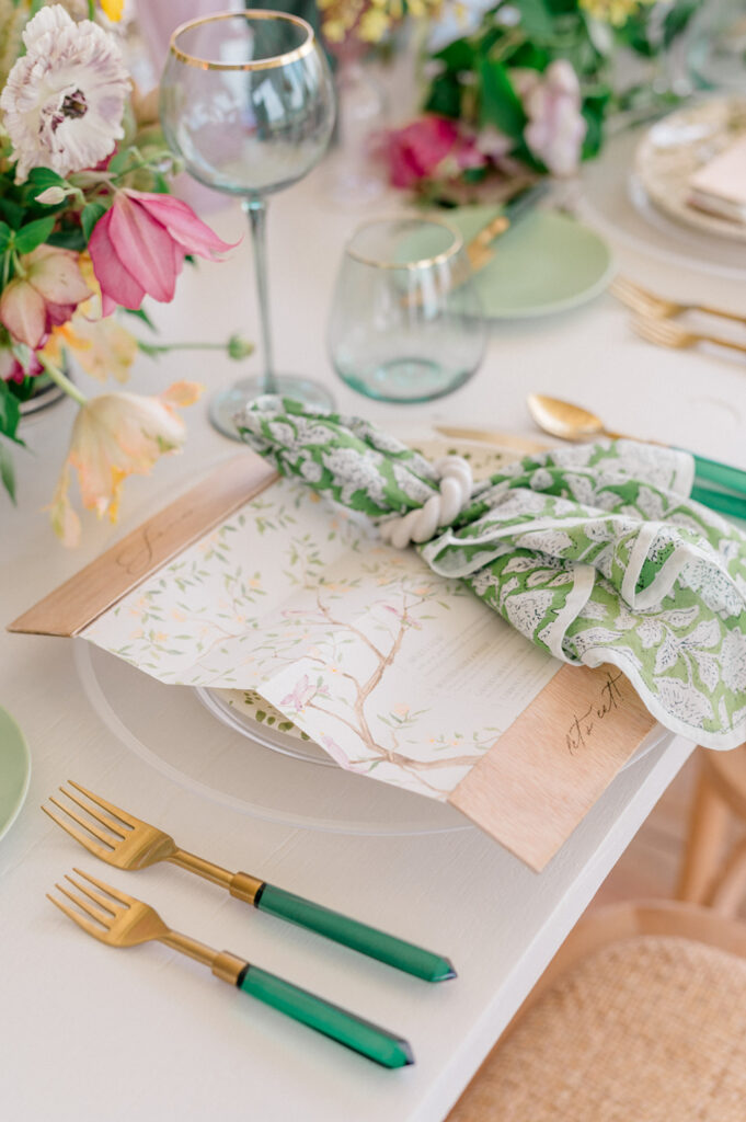 organic wedding tablescape as one of the biggest 2025 wedding trends