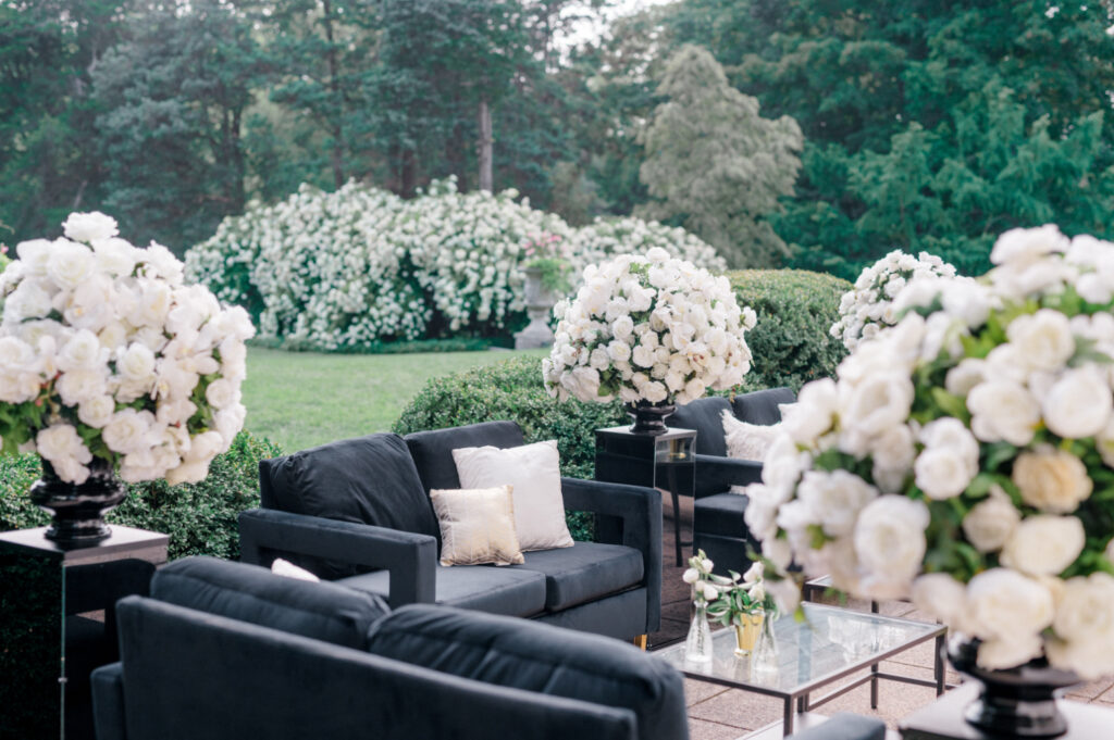 black and white wedding decor