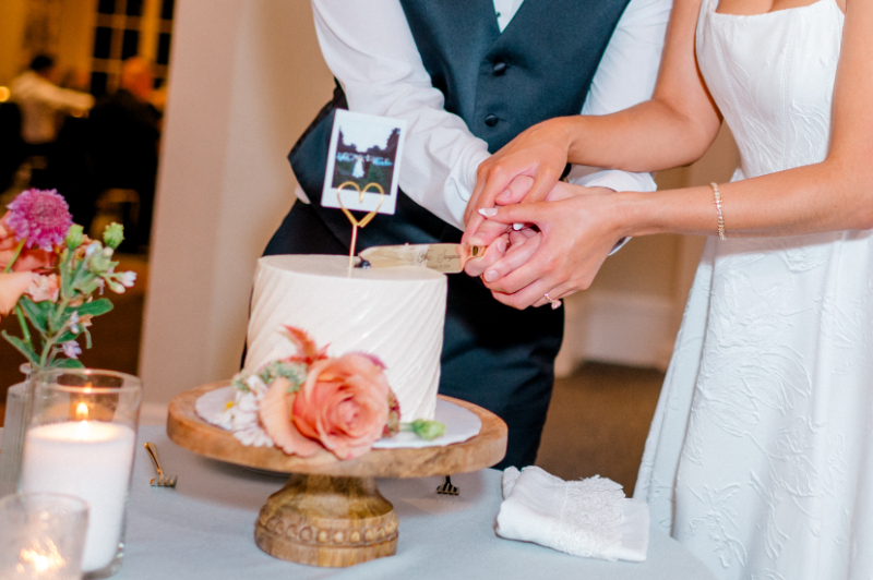 Couple cutting their beautiful minimalistic cake 