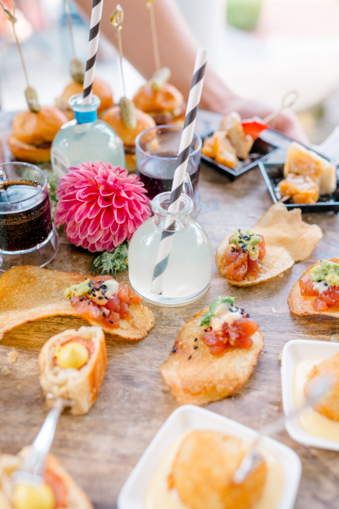 Colorful hors d’oeuvres and cocktails displayed on wooden tray during Connecticut wedding cocktail hour, captured by Jennifer Nichole.